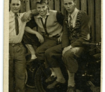 Dhr. Volckaert, Maurice De Ridder en Valère Moerman met enkele fietsen en een bromfiets, Merelbeke, 1946-1948