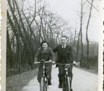 Margerite De Clercq en Jozef Westelinck op de fiets in de Fraterstraat, Merelbeke, 1940-1945