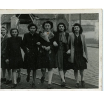 Groepsfoto van enkele vriendinnen aan de Vierwegen, Merelbeke, 1940-1945