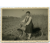 Maria Westlinck met haar fiets, Merelbeke, 1946