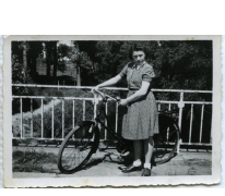 Maria Westelinck met haar fiets, Merelbeke, 1943