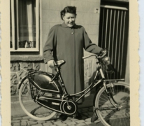 Maria Westelinck met haar tweede fiets, Merelbeke, 1950-1955