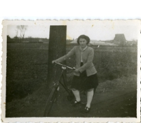 Maria Westelinck met haar eerste fiets, Merelbeke, 1953-1955