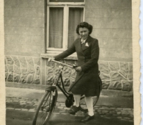 Maria Westelinck met haar eerste fiets, Merelbeke, 1953-1955