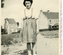 Maria Westelinck in een wegel aan de Roskamstraat, 1942