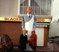 De dochters van Raymond Wollaert, Gisèle en Angéle bij de reus Mondje Wollaert voor de slagerij, Merelbeke, 1990.