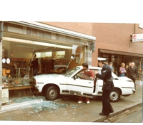 Politie ter plaatse op auto-ongeluk bij bakkerij De Paepe, Merelbeke, 1982.