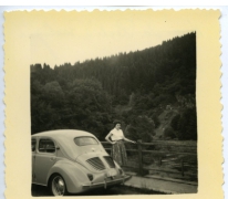 Cecile De Troy aan haar wagen, La Roche-en-Ardenne, 1958