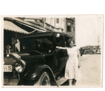 Adrienne Spillier aan de wagen van de familie Verbrugghen, Knokke, 1927-1928