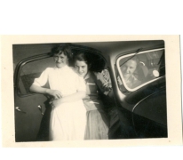 Monique Vander Heyden, Hilda Van Assche en Jenny Vander Heyden aan de Citroën van Arthur De Meyer, Gentbrugge, 1950
