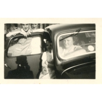 Annie Vander Heyden en Jenny Vander Heyden aan de Citroën van Arthur De Meyer, Gentbrugge, 1950