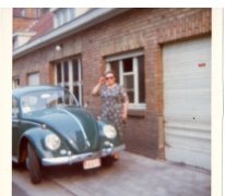 Adrienne Spillier aan haar Volkswagen Kever, Merelbeke, 1965