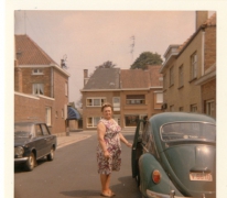 Adrienne Spillier aan haar Volkswagen Kever, Merelbeke, 1965