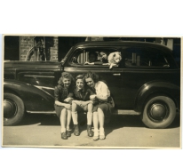 Familie De Vloed bij een Chevrolet, Melle, 1940-1950