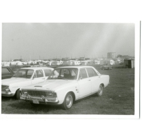 Geparkeerde wagens aan de Belgische kust, rond 1969
