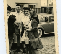 Marie-José Laveren aan enkele wagens, Scherpenheuvel, 1950-1960