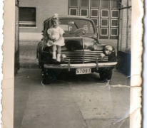 Arlette Brisard poseert bij de wagen, Bavegem, 1955