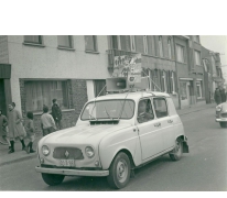Een Renault R4 in de Bacchusstoet, Sint-Lievens-Houtem, 1965
