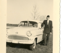 Gilbert De Paepe aan zijn Opel Record, Merelbeke, jaren 1960