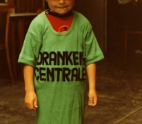 Schepen Jo Vermeulen als 5-jarige tijdens de vakantie in zijn ouderlijk huis in Sint-Lievens-Houtem, 1982