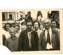 Gustaaf Van Bever tussen zijn familie, Sint-Lievens-Houtem, 1945