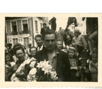 Gustaaf Van Bever met bloemen, Sint-Lievens-Houtem, 1945