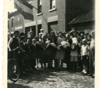 Buurt ontvangt Gustaaf Van Bever, Sint-Lievens-Houtem, 1945