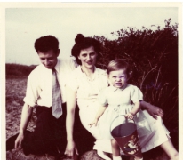 Schepen Marleen Verdonck op vakantie met haar ouders, Cadzand, 1956