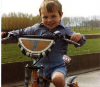 Schepen Jo Vermeulen als 4-jarige op de fiets tijdens de vakantie, Sint-Lievens-Houtem, 1981.