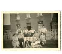 Samen met familie en vrienden op de Dries, Sint-Lievens-Houtem, 1950