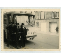 Poseren met de collega&#039;s voor de bus, Brussel, 1961