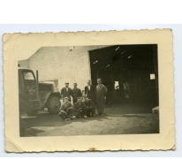 Samen op de foto voor de garage, Bottelare, 1945-1955