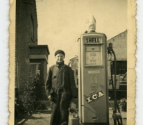 Poseren naast de benzinepomp, Bottelare, 1945-1955