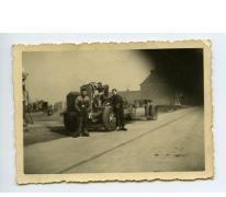 Aan en op de vrachtwagen bij de benzinepomp voor de garage, Bottelare, 1945-1955