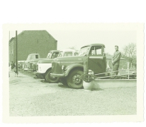 Poseren bij enkele vrachtwagens, Sint-Lievens-Houtem, 1960-1970