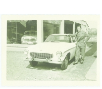 Op de foto met een sportwagen, Sint-Lievens-Houtem, 1960-1970