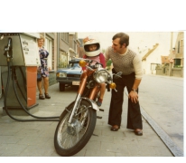 Op de motorfiets aan de benzinepomp, Melsen, 1970-1980