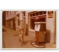Op de fiets aan de benzinepomp, Melsen, 1970-1980