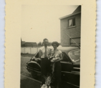 Naast de auto op de huwelijksdag, Veurne, 1950-1960