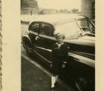 Opgekleed naast de auto, Veurne, 1955-1960