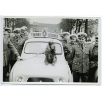 Met de mascotte op de foto, Brussel, 1950-1960