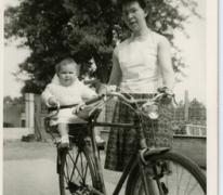 Achterop de fiets bij mama, Letterhoutem, 1964