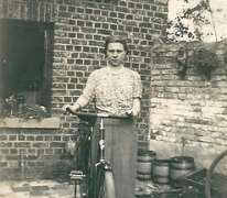 Naast de fiets in de tuin, Sint-Lievens-Houtem, 1940-1950