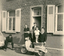 Bij de scooter aan de voordeur, Sint-Lievens-Houtem, 1958