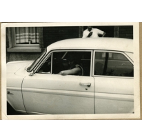 In de auto voor het café, Melle, 1960-1980