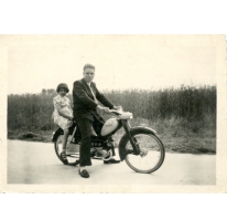 Met papa op de motorfiets, Melsen, 1950-1960