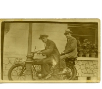 Samen op de motor, Overmeren, 1940-1950