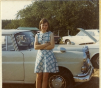 In zomerse tenue aan de wagen, Vlierzele, 1970-1980