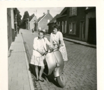 Op een zonnige dag bij de scooter, Watervliet, 1960