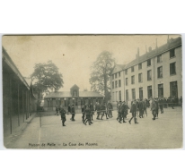 Speelplaats van de middelbare afdeling in 1914
College Melle
